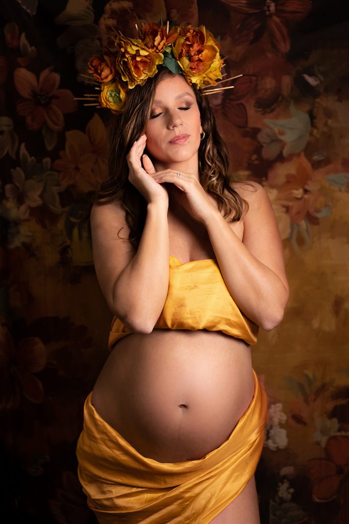 Séance grossesse artistique avec fond fleuris dans les tons jaune